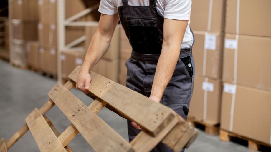 En lagermedarbejder, der flytter på en palle